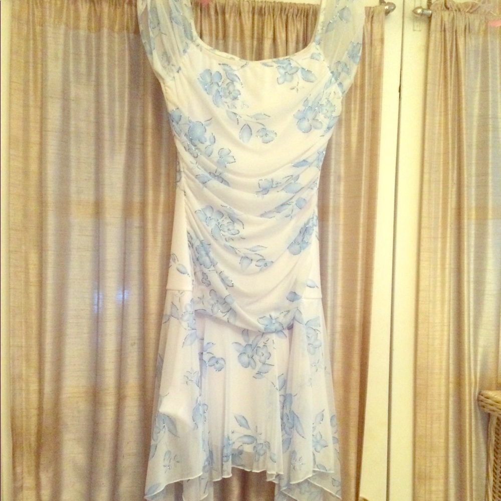 👠2 for 20 White and blue flower designed dress
